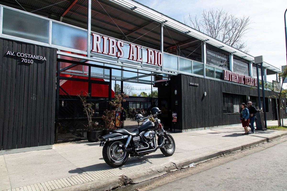 LOCOS POR EL ASADO VS. RIBS AL RÍO: EL GRAN DUELO DEL FUEGO EN COSTANERA NORTE