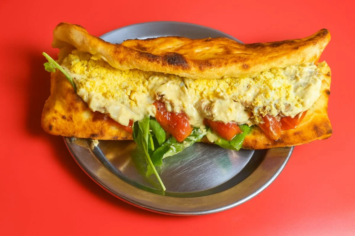 Sándwich de pan de pizza y vitel toné del bar Copetín para despedir el año en La Casa Blanca de Habana