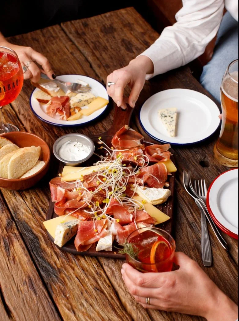 Bilbao renueva su propuesta: 2x1 de after office y una carta líquida que celebra el tapeo