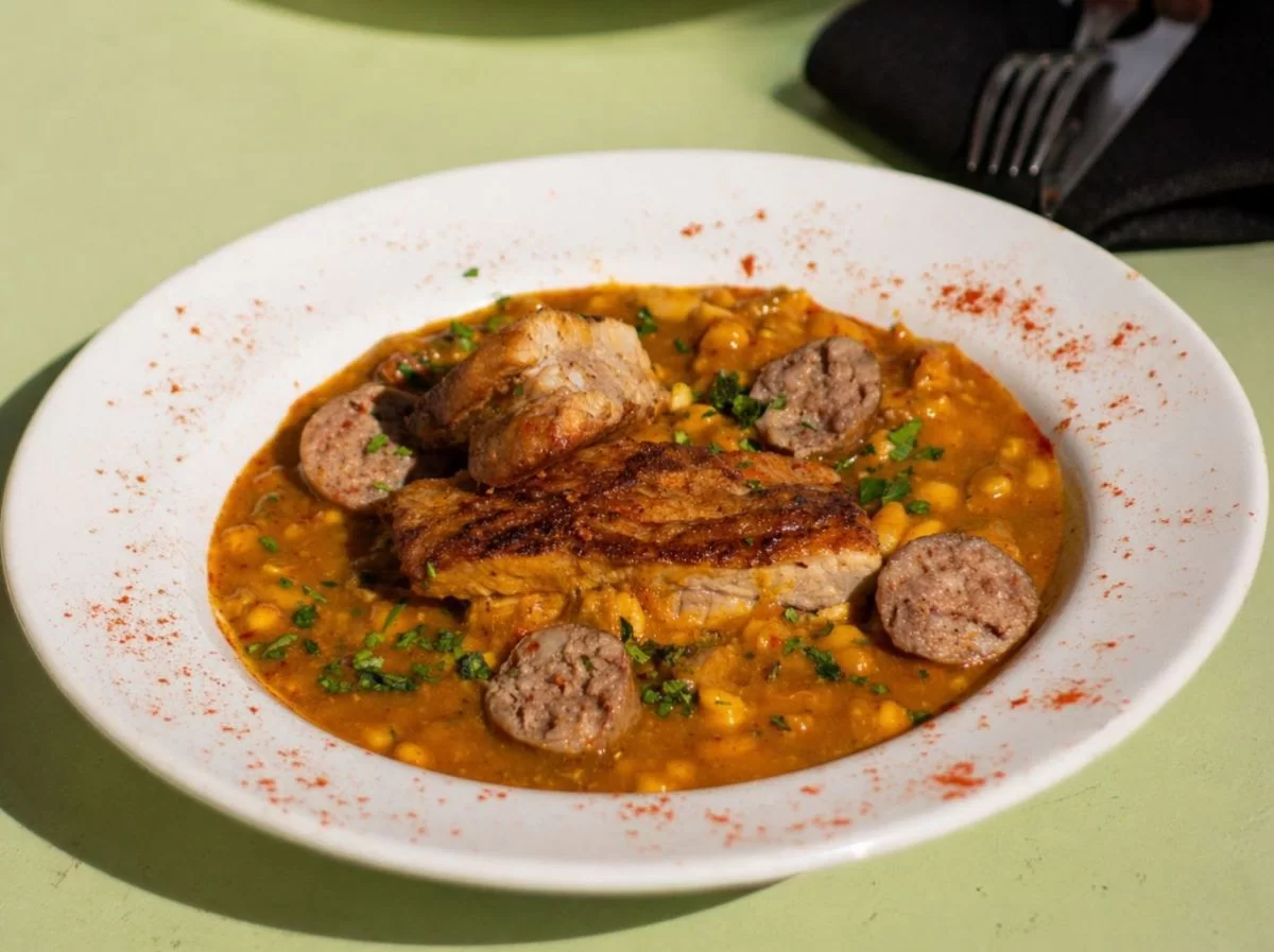 La Terrazza de Casa Zarautz celebra el 25 de Mayo con un menú patrio entre fuegos, locro y sobremesas en Palermo