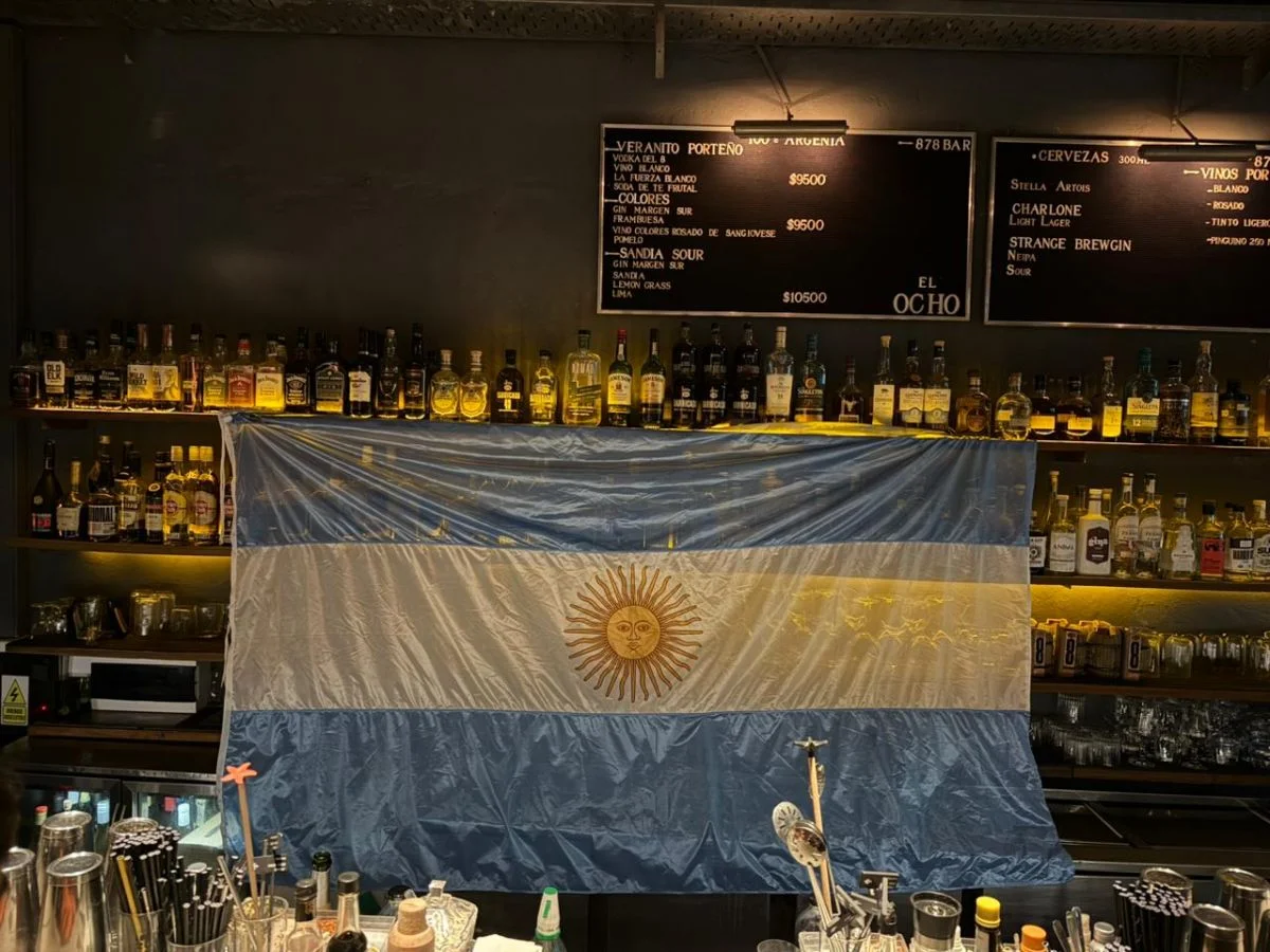 Fútbol, trago y choripan: el mundial se celebra en 878 con promos, regalos y partidos en vivo