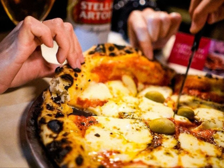 Eléctrica Pizza toma la cocina de Strange 2 con un pop-up primaveral en Chacarita