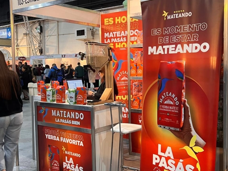 MATEANDO la yerba furor en las ferias
