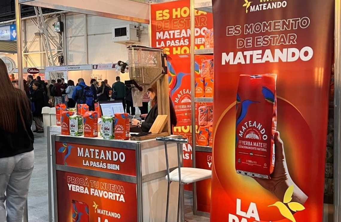 MATEANDO la yerba furor en las ferias