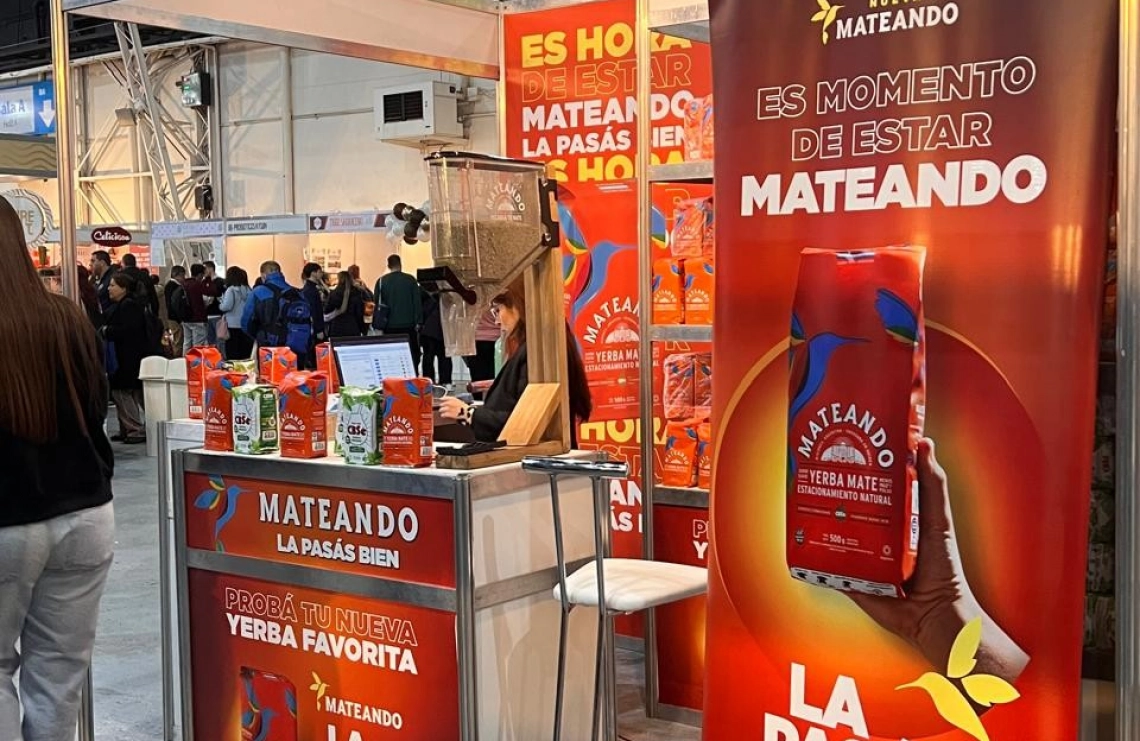 MATEANDO la yerba furor en las ferias