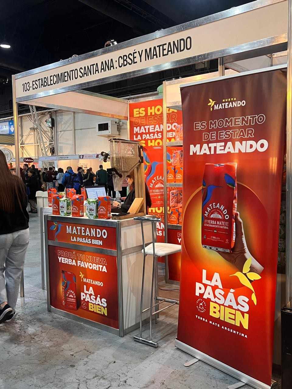 MATEANDO la yerba furor en las ferias