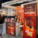 MATEANDO la yerba furor en las ferias