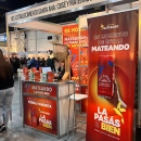 MATEANDO la yerba furor en las ferias